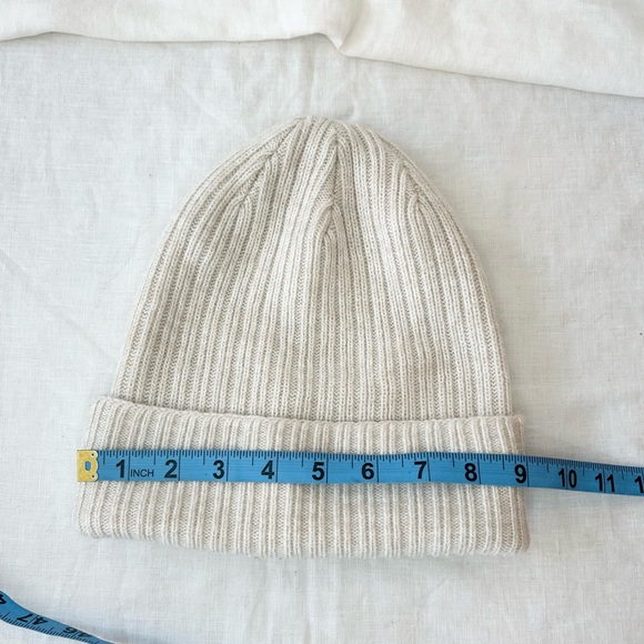Aritzia Main Character Snowflake Beanie - Picture 3 of 9